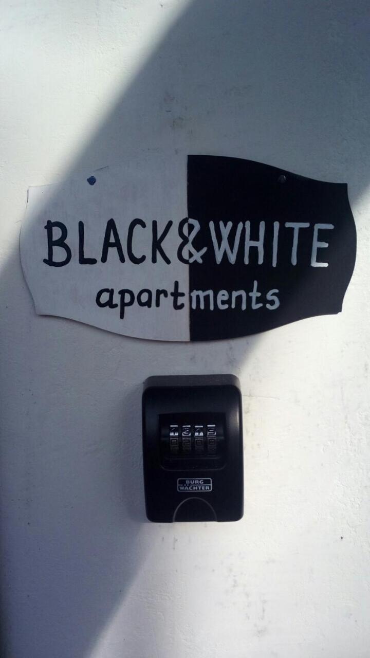Black & White Apartments - White เอ็กเกอร์ ภายนอก รูปภาพ